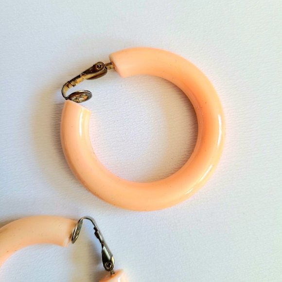 3 pairs of vintage plastic acrylic earrings. - Picture 3 of 6